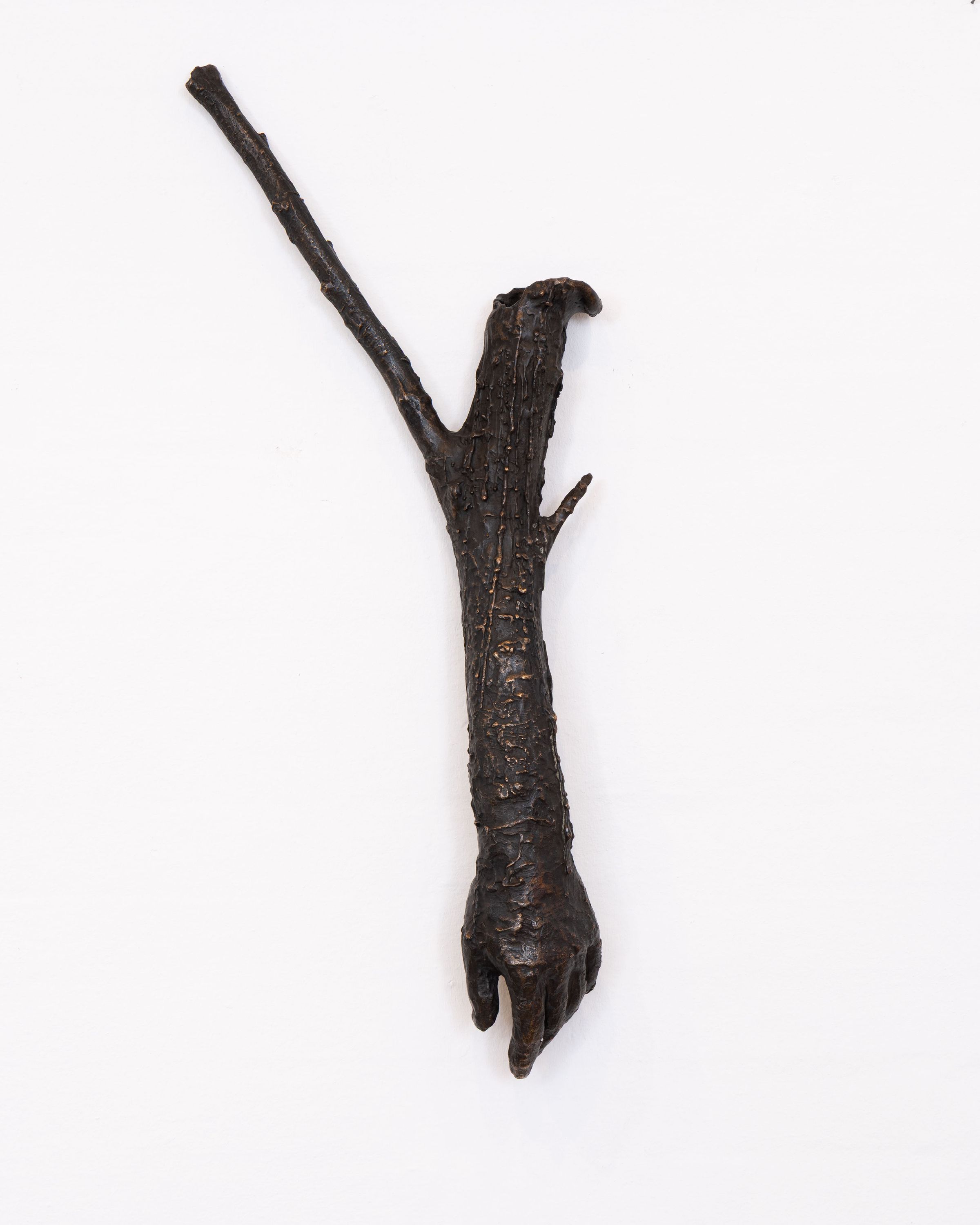 Bronzeskulptur af en opadvendt menneskearm, der forgrener sig som en gren – af René Holm, 2025